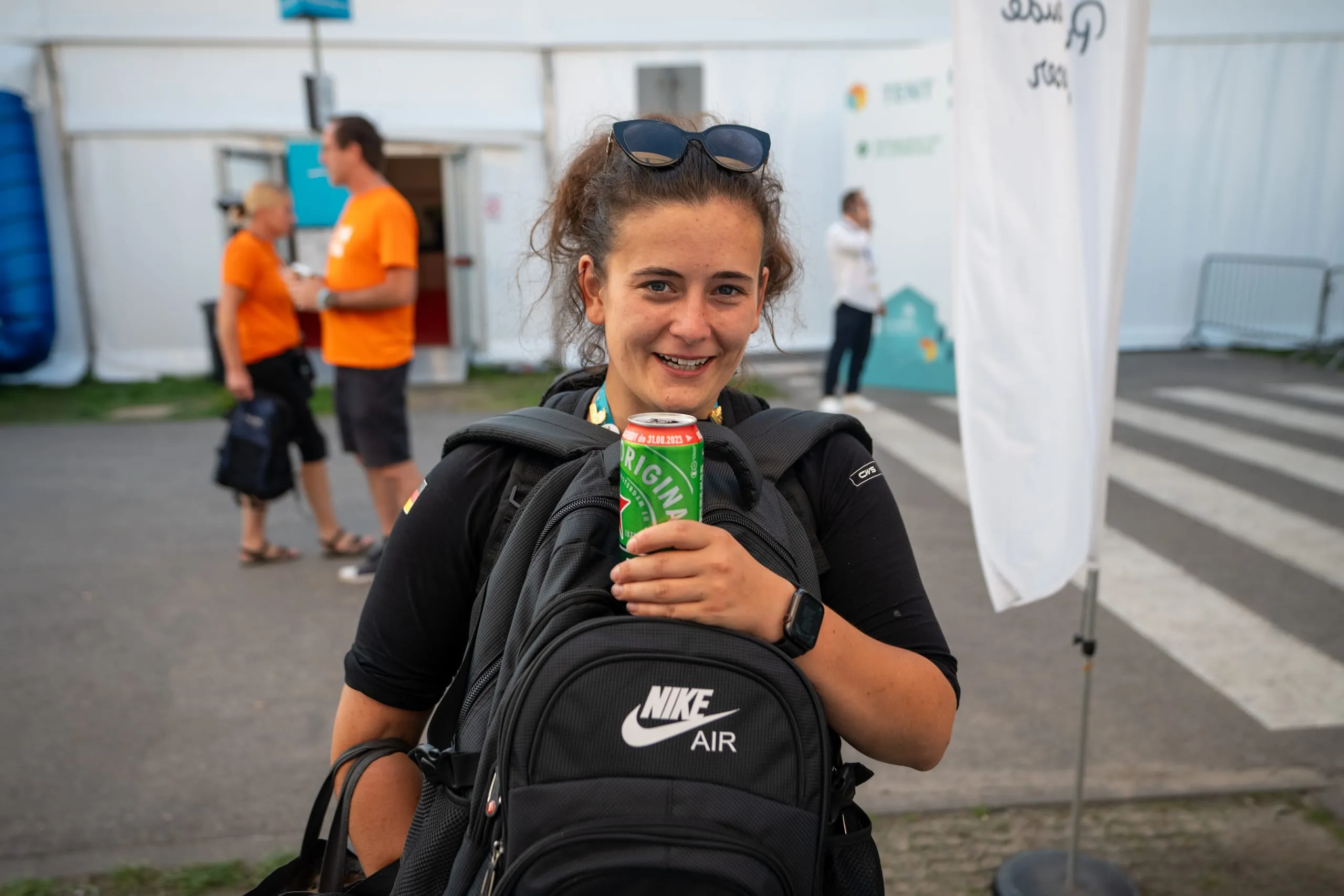 Ein wohlverdientes Feierabendbier für Stefanie nach dem letzten Wettkampftag der EuroSkills 2023.