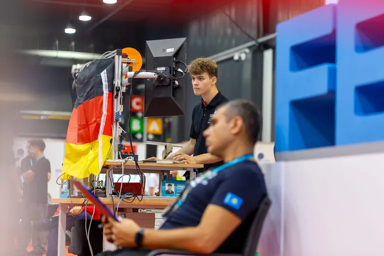 Ein deutscher Vertreter im Skill "Mechatronics" bei den EuroSkills 2023 in Danzig.