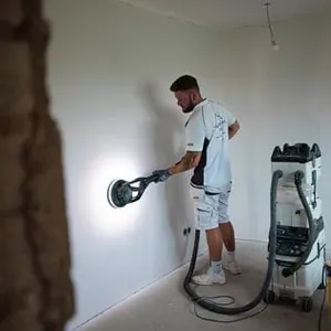 &Uuml;ber Reels auf Instagram f&uuml;hrt Andy Hansen alias &bdquo;Malermeister Andy&ldquo; seine wichtigsten Helfer beim Bodenlegen und Malen vor. 