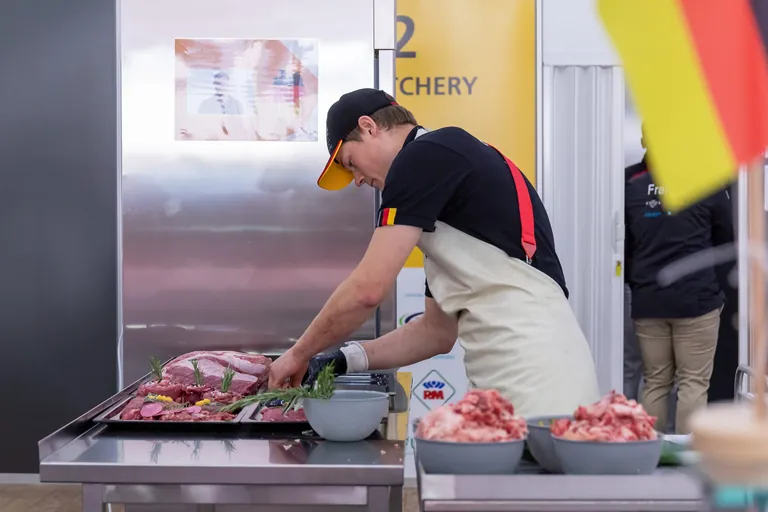 Der deutsche Vertreter im Skill "Butchery" bei den EuroSkills 2023 in Danzig.