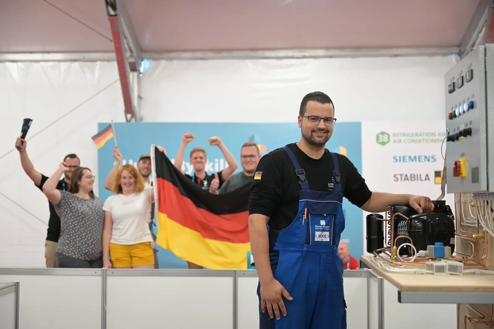 Kälte- und Klimatechniker Frederik Stiegen gewann Silber im Skill "Refrigeration and Air Conditioning" bei den EuroSkills 2023 in Danzig.