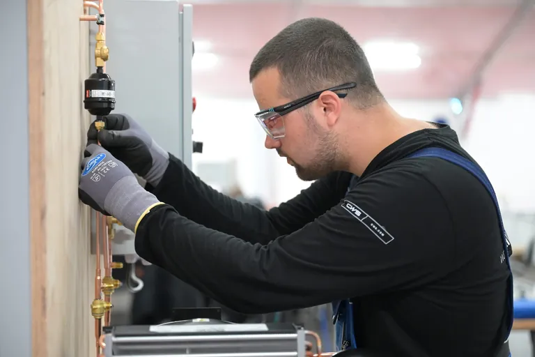 Der deutsche Vertreter im Skill "Refrigeration and Air Conditioning " bei den EuroSkills 2023 in Danzig.