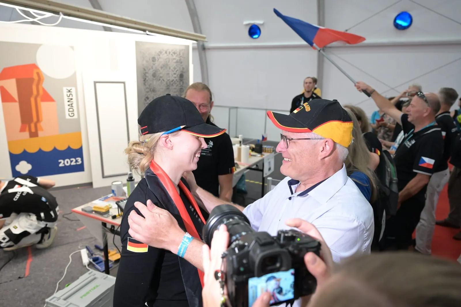 Malerin Freya Spitzer gewann die Exzellenzmedaille im Skill "Painting and Decorating" bei den EuroSkills 2023 in Danzig.