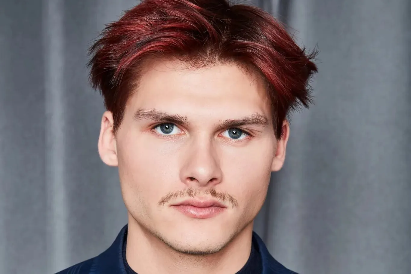 Frisurentrends im Winter 2023/2024: Satte Haarfarben von Schokobraun bis Kirschrot