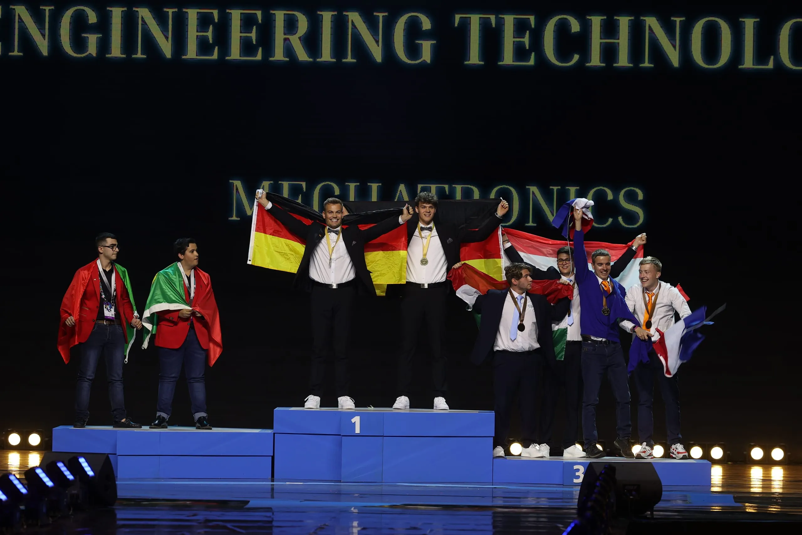 Die Mechatroniker Daniel Schmid und Timo Oßwald gewannen Gold im Skill "Mechatronics" bei den EuroSkills 2023 in Danzig.