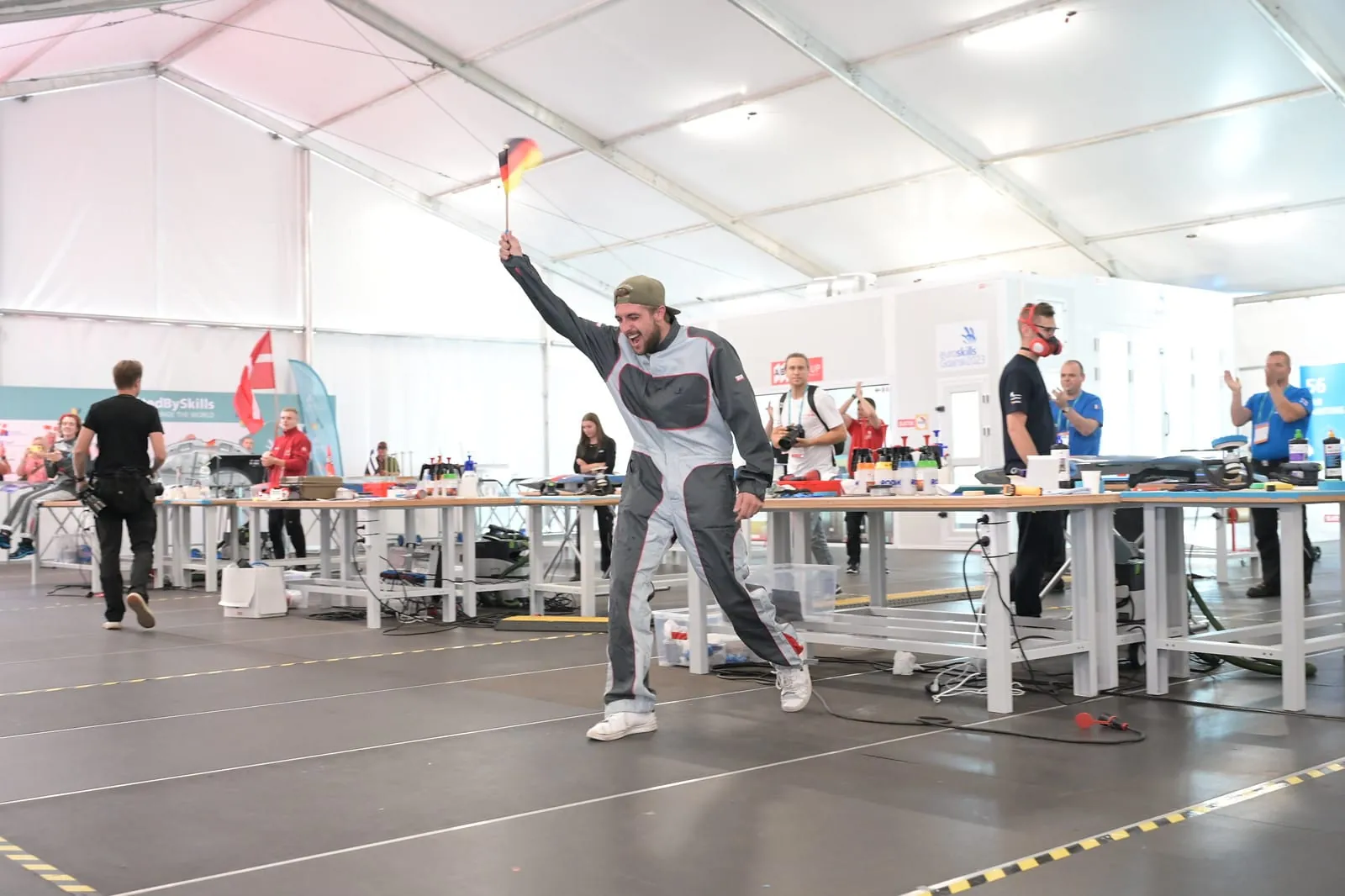 Fahrzeuglackierer Johannes Brandl gewann Silber im Skill "Car Painting" bei den EuroSkills 2023 in Danzig.
