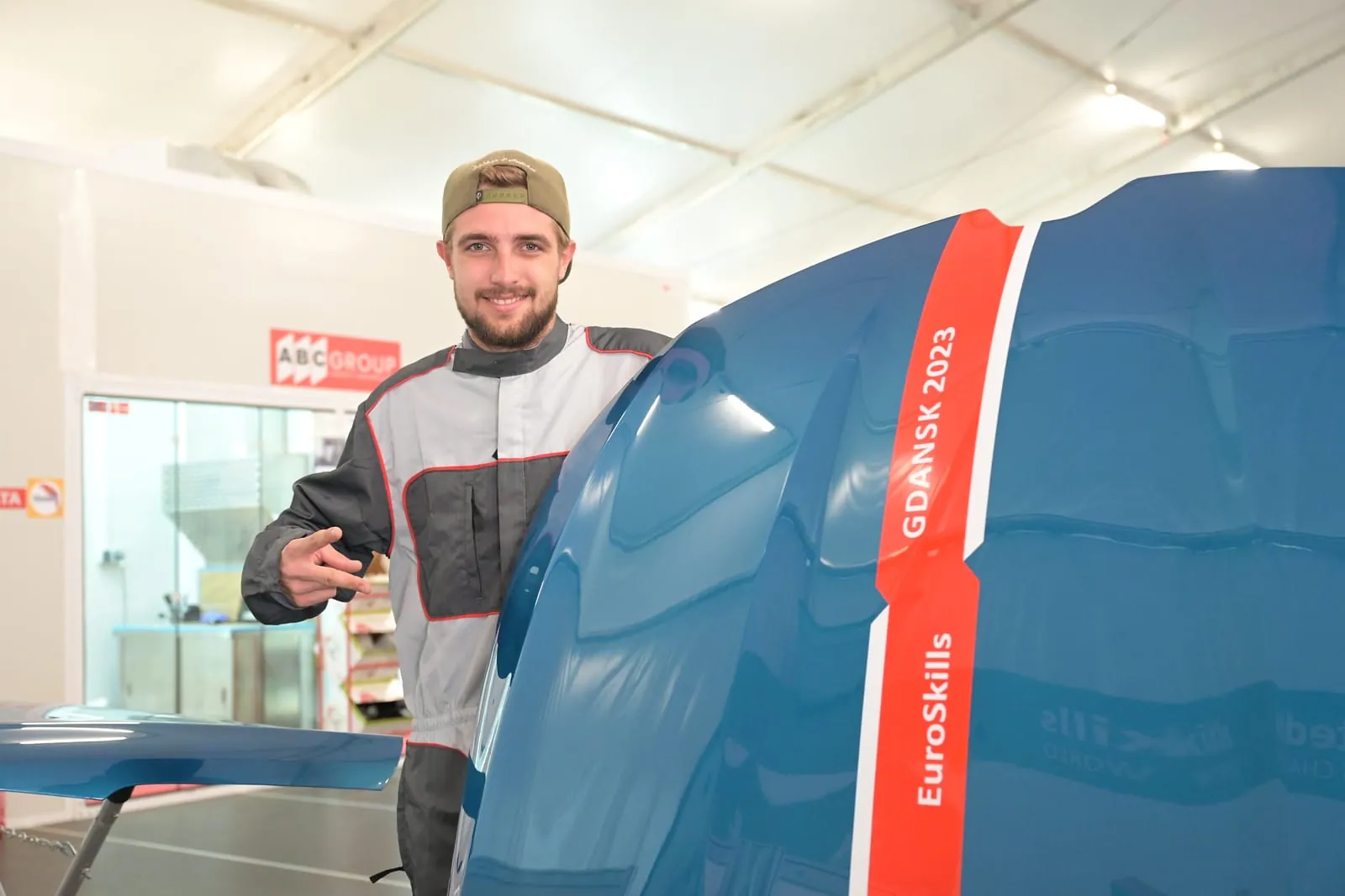 Fahrzeuglackierer Johannes Brandl gewann Silber im Skill "Car Painting" bei den EuroSkills 2023 in Danzig.