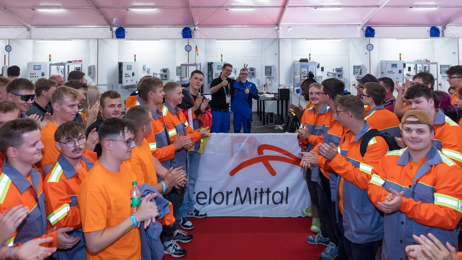 Anlagenelektroniker Kai Schmidt gewann die Exzellenzmedaille im Skill "Industrial Control" bei den EuroSkills 2023 in Danzig.