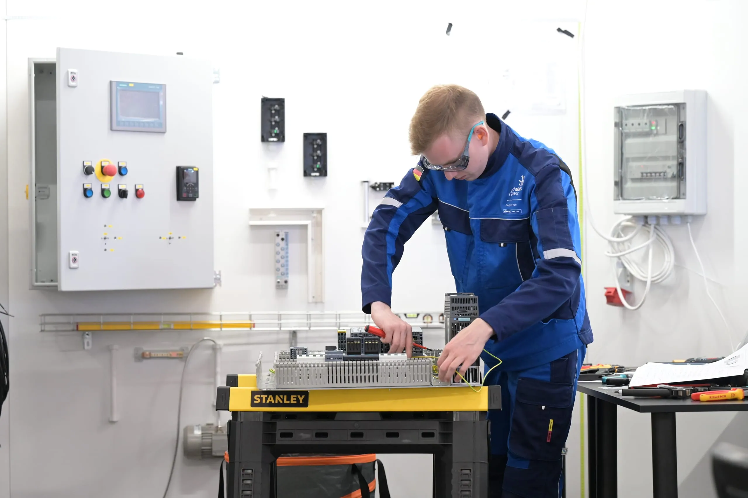 Anlagenelektroniker Kai Schmidt gewann die Exzellenzmedaille im Skill "Industrial Control" bei den EuroSkills 2023 in Danzig.