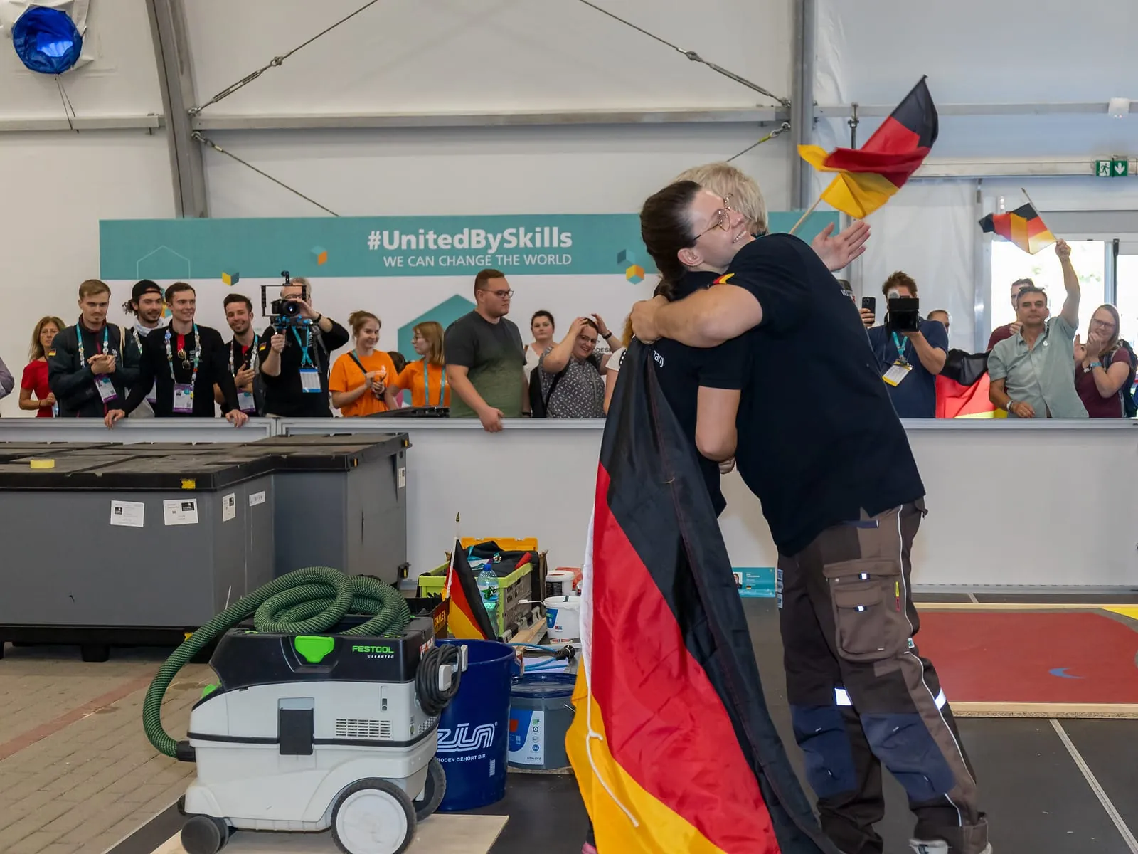 Bodenlegerin Lisa Tiepelmann erhielt die Exzellenzmedaille im Skill "Floor Laying" bei den EuroSkills 2023 in Danzig.