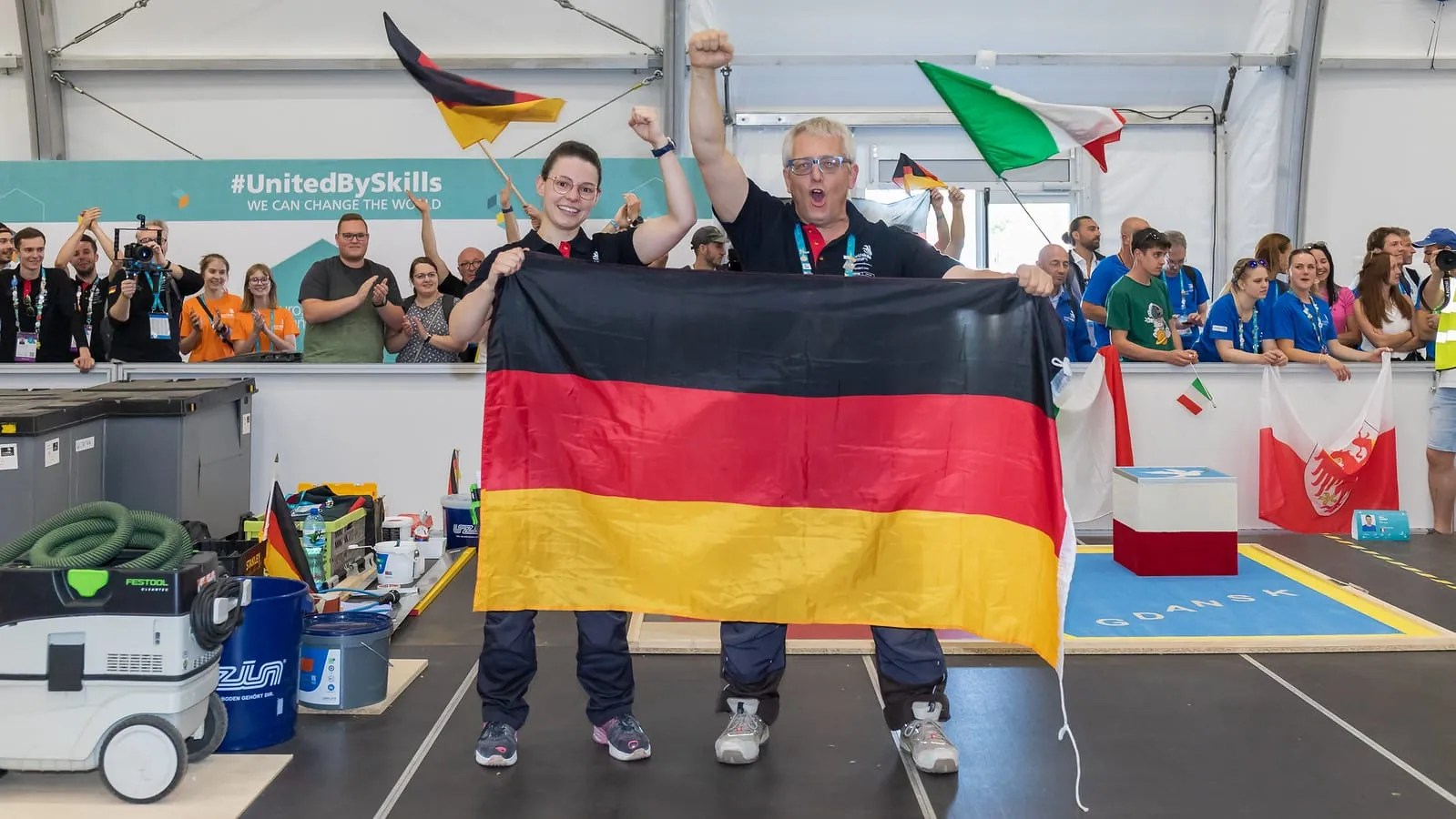 Bodenlegerin Lisa Tiepelmann erhielt die Exzellenzmedaille im Skill "Floor Laying" bei den EuroSkills 2023 in Danzig.