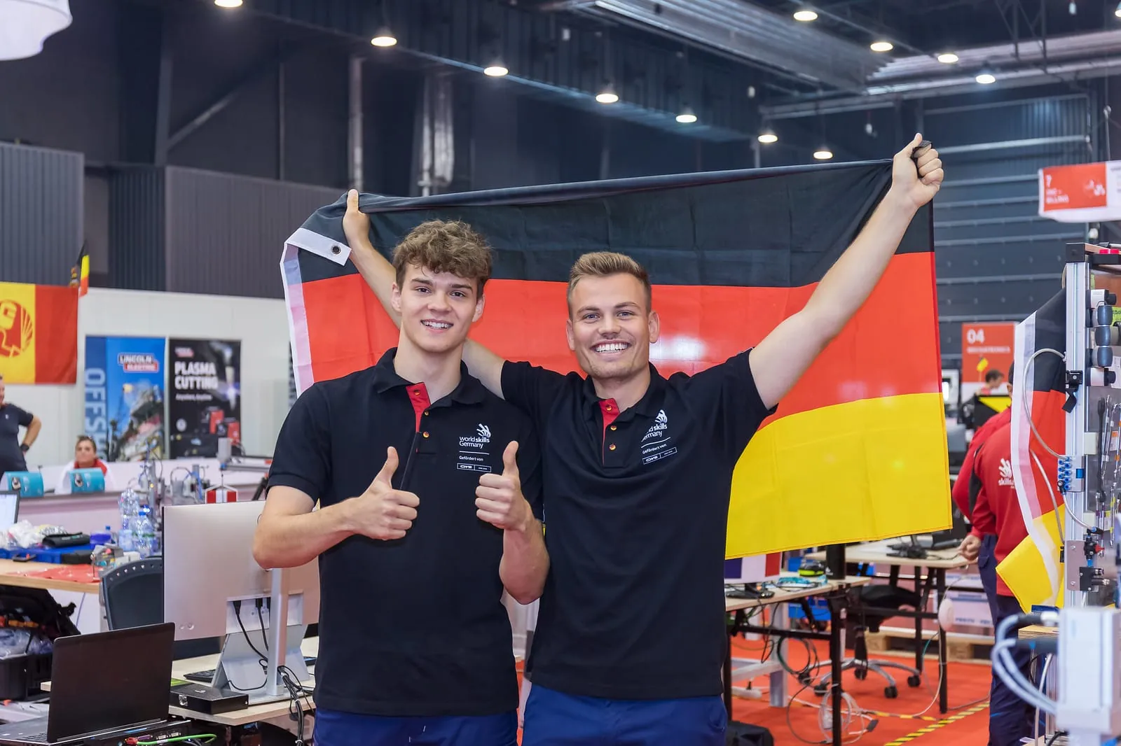 Die Mechatroniker Daniel Schmid und Timo Oßwald gewannen Gold im Skill "Mechatronics" bei den EuroSkills 2023 in Danzig.