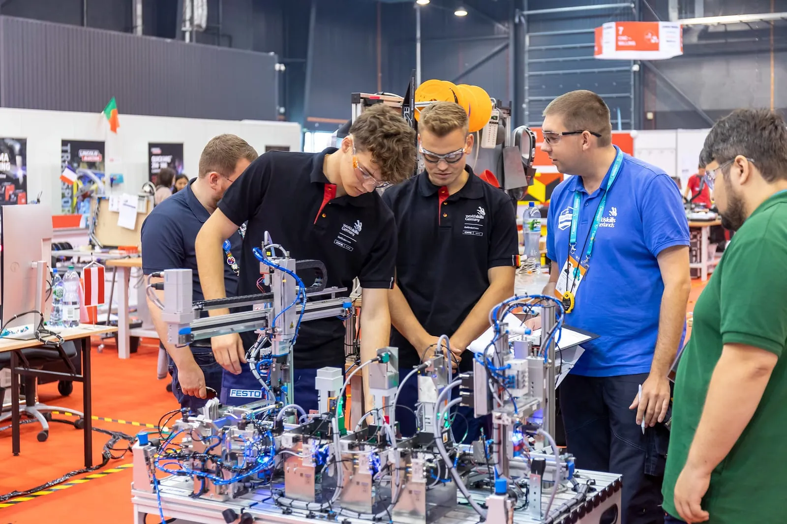 Die Mechatroniker Daniel Schmid und Timo Oßwald gewannen Gold im Skill "Mechatronics" bei den EuroSkills 2023 in Danzig.