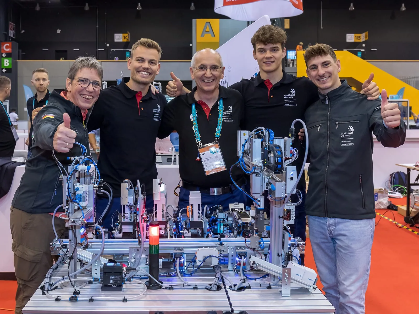 Die Mechatroniker Daniel Schmid und Timo Oßwald gewannen Gold im Skill "Mechatronics" bei den EuroSkills 2023 in Danzig.