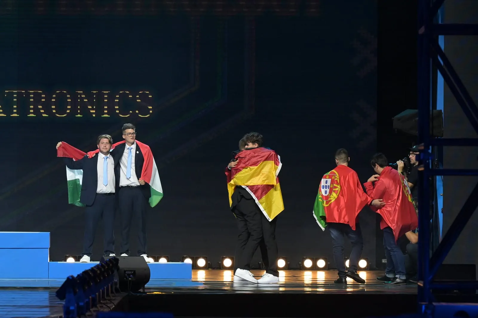 Die Mechatroniker Daniel Schmid und Timo Oßwald gewannen Gold im Skill "Mechatronics" bei den EuroSkills 2023 in Danzig.