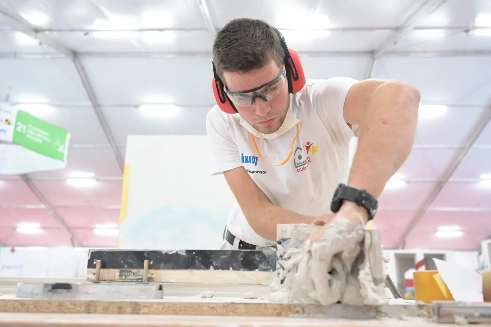 Stuckateur Nils Kugler gewann Silber im Skill "Plastering and Drywall Systems" bei den EuroSkills 2023 in Danzig.