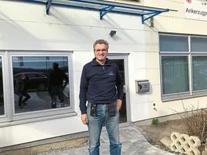 Robert H&auml;mmelmann, Firmenchef in f&uuml;nfter Generation, vor seinem Metallbaubetrieb in W&uuml;rzburg