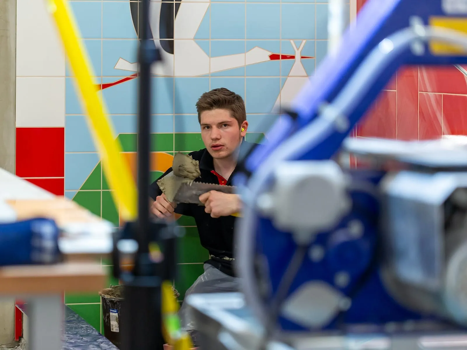 Fliesenleger Robin Liebler gewann Silber im Skill "Wall and Floor Tilling" bei den EuroSkills 2023 in Danzig.