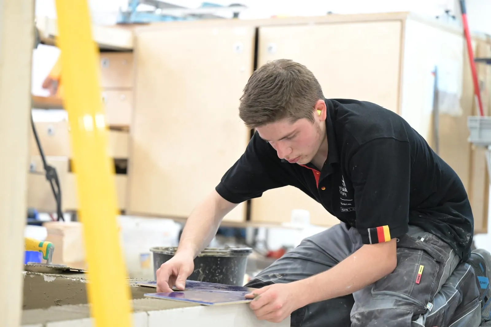 Fliesenleger Robin Liebler gewann Silber im Skill "Wall and Floor Tilling" bei den EuroSkills 2023 in Danzig.
