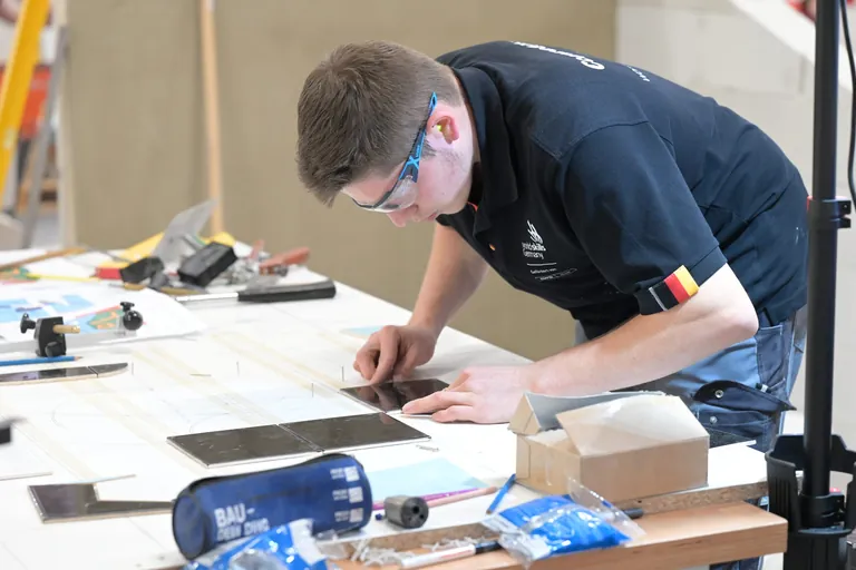 Der deutsche Vertreter im Skill "Wall and Floor Tilling" bei den EuroSkills 2023 in Danzig.
