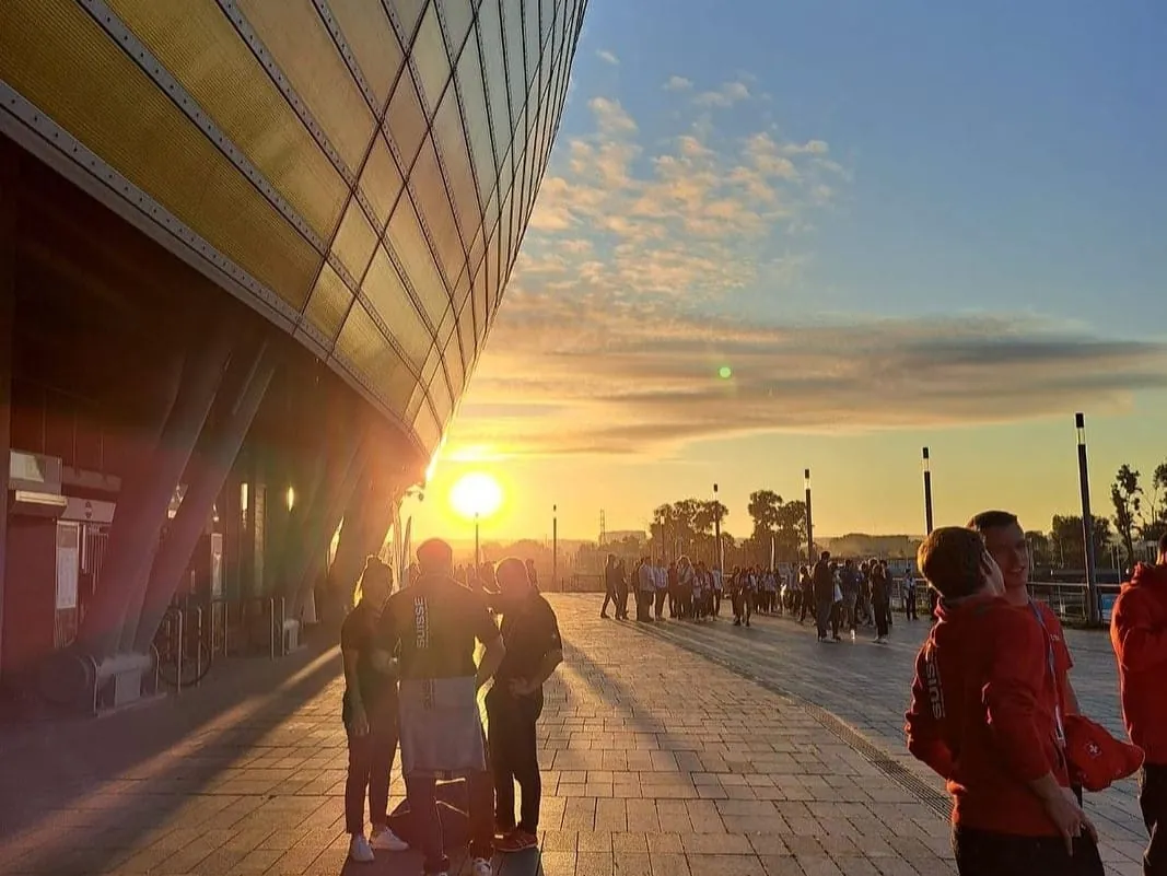 Blick auf den Sonnenuntergang von der Arena aus.