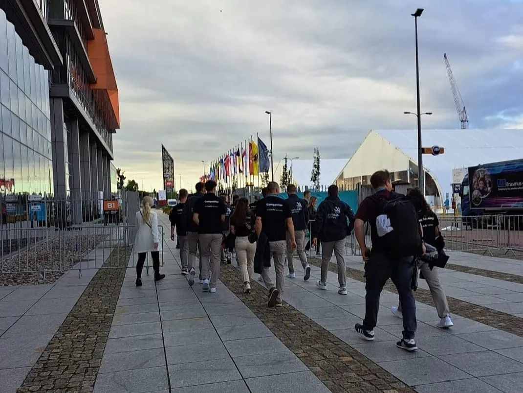 Das Team Germany auf dem Weg zu den Aufbauhallen.