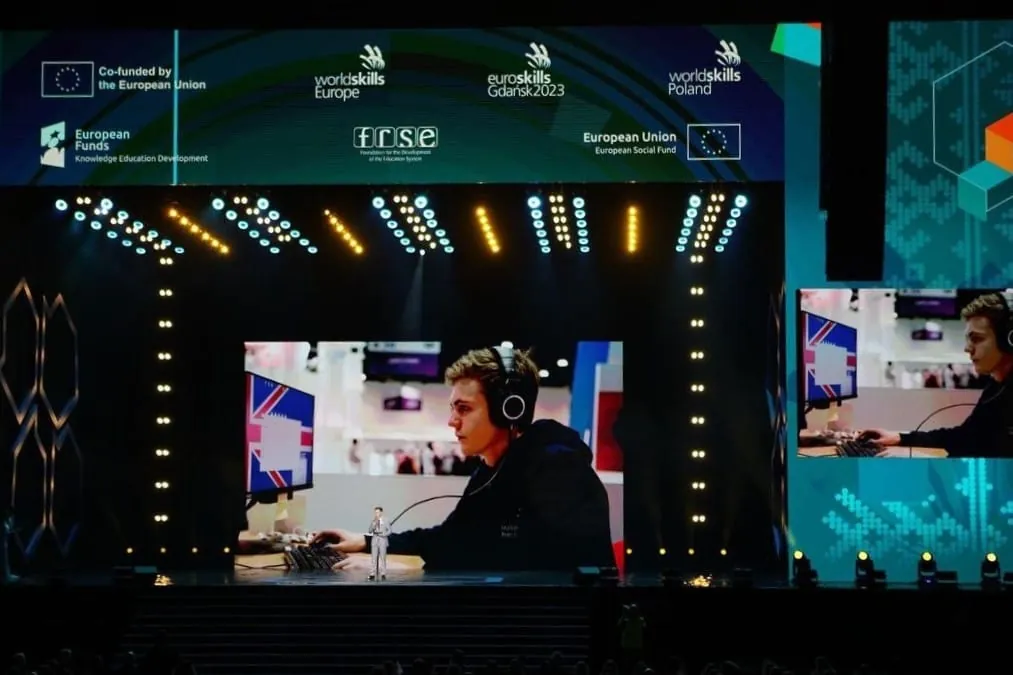 McCabe auf der B&uuml;hne bei der Er&ouml;ffnungszeremonie der EuroSkills 2023 in Danzig.