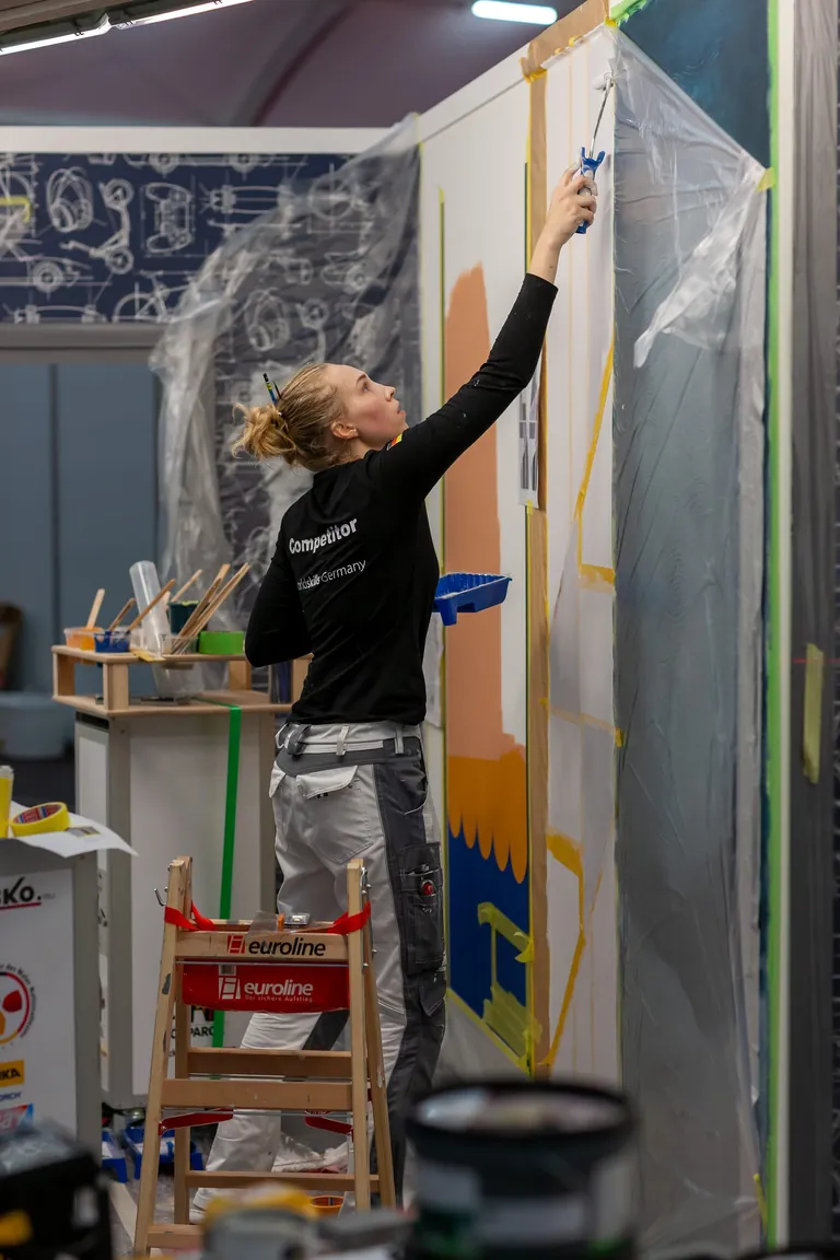 Malerin Freya Spitzer bei den EuroSkills 2023 in Danzig.