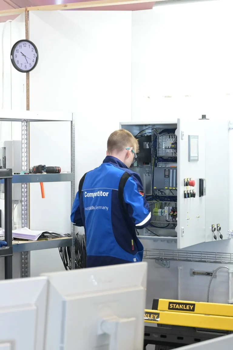 Anlagenelektroniker Kai Schmidt bei den EuroSkills 2023 in Danzig.