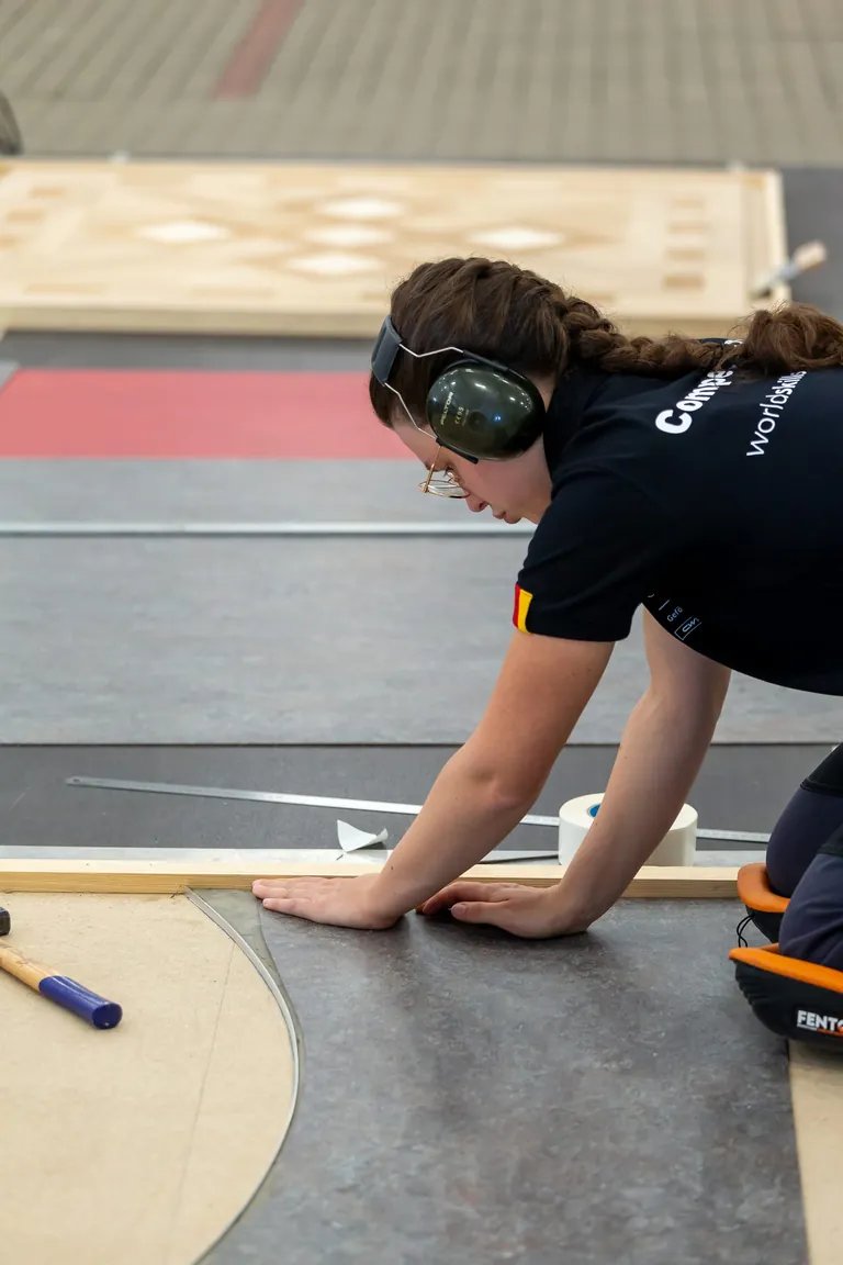 Bodenlegerin Lisa Tiepelmann bei den EuroSkills 2023 in Danzig.