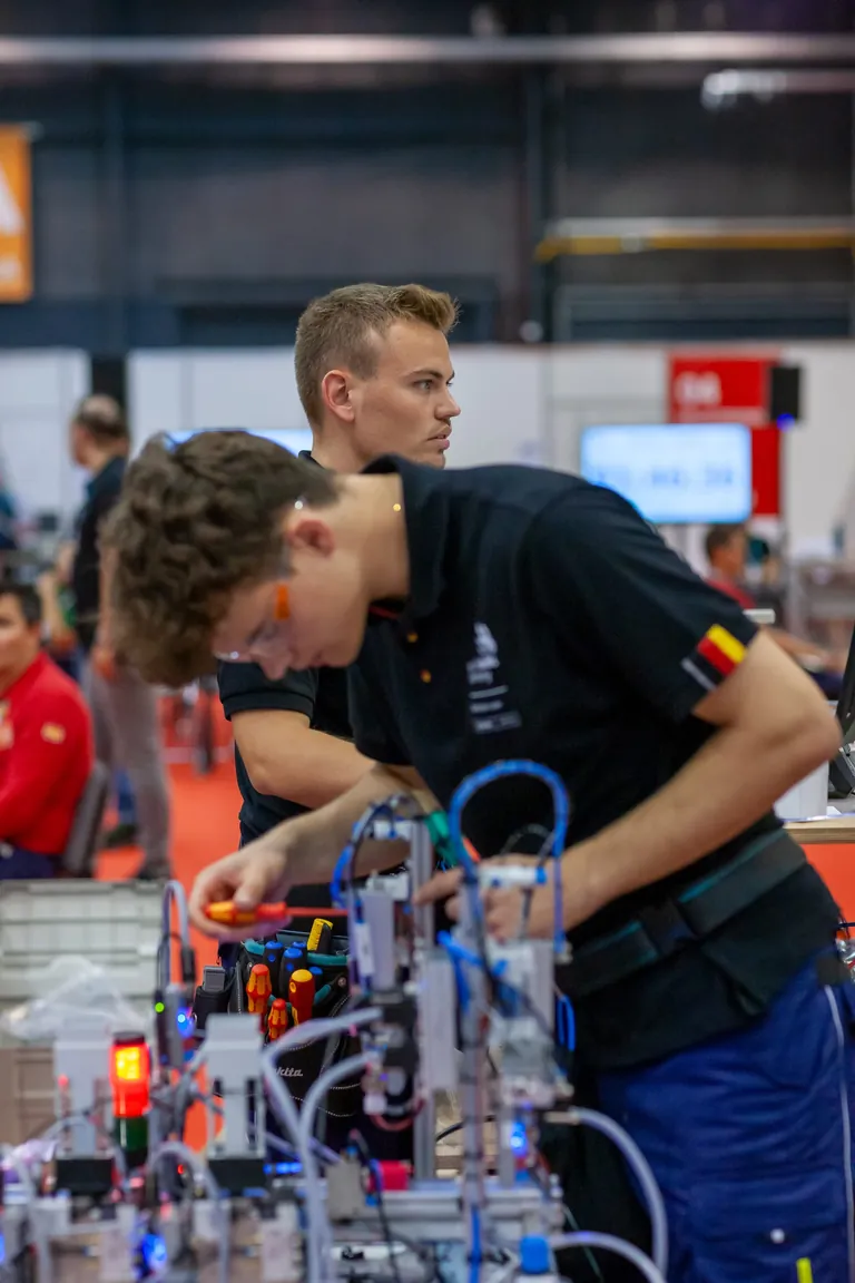 Mechatroniker Daniel Schmid und Timo O&szlig;wald bei den EuroSkills 2023 in Danzig.