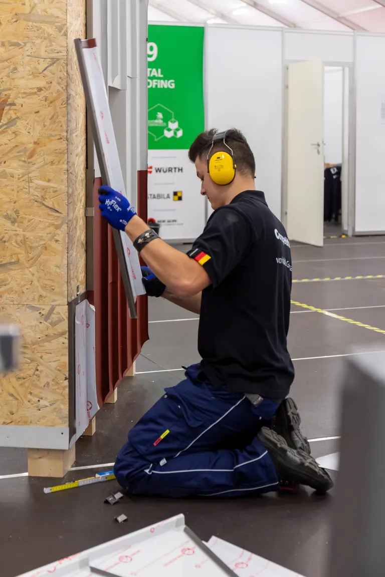 Klempner Nils Aude bei den EuroSkills 2023 in Danzig.