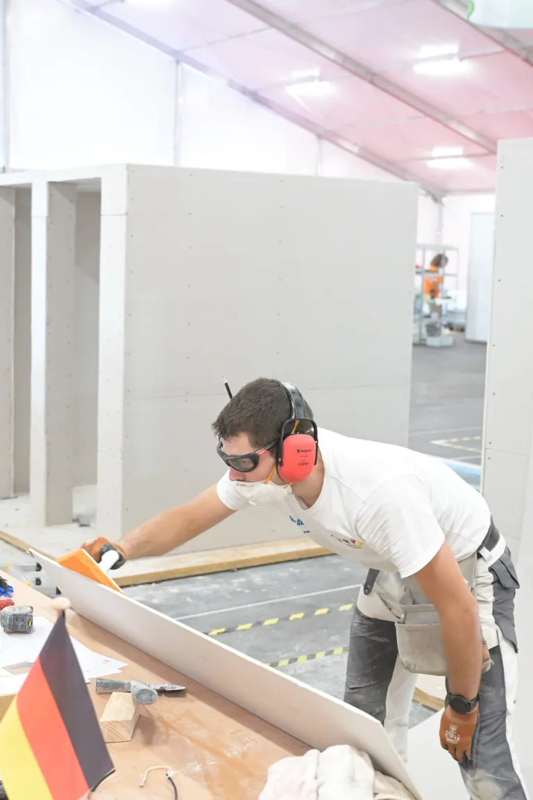 Stuckateur Nils Kugler bei den EuroSkills 2023 in Danzig.