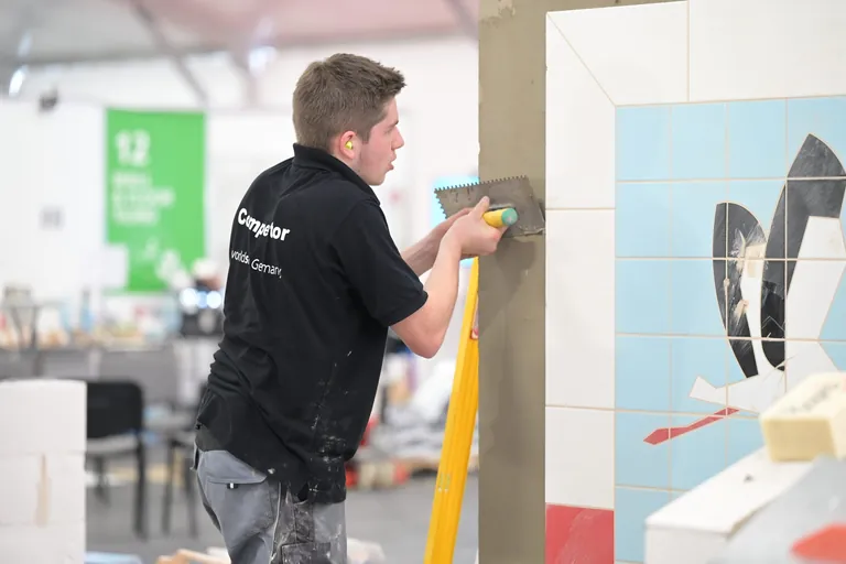 Fliesenleger Robin Liebler bei den EuroSkills 2023 in Danzig.