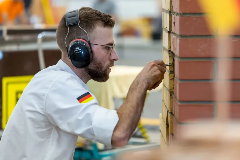 Der deutsche Vertreter im Skill "Bricklaying" bei den EuroSkills 2023 in Danzig.