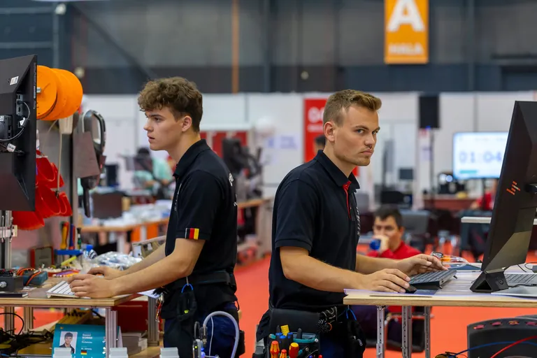 Ein deutscher Vertreter im Skill "Mechatronics" bei den EuroSkills 2023 in Danzig.