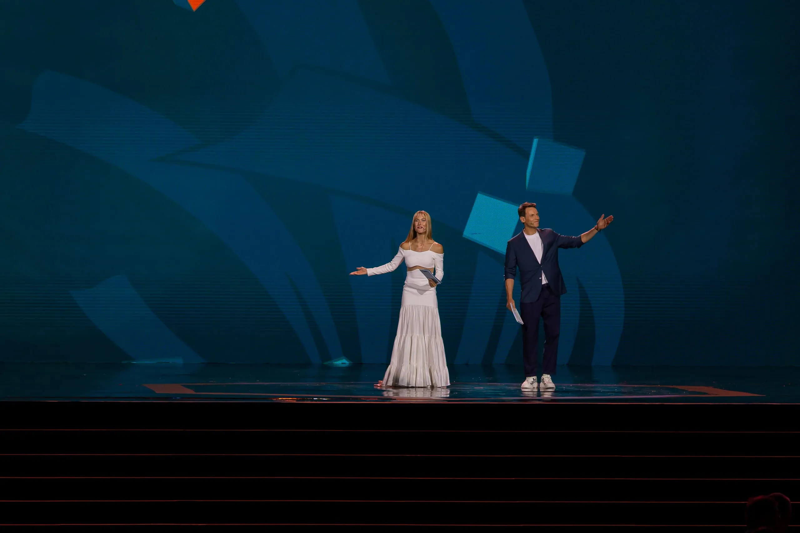 Moderatorin Ida Nowakowska Herndon und Moderator Tomasz Wolny führten durch den Abend.