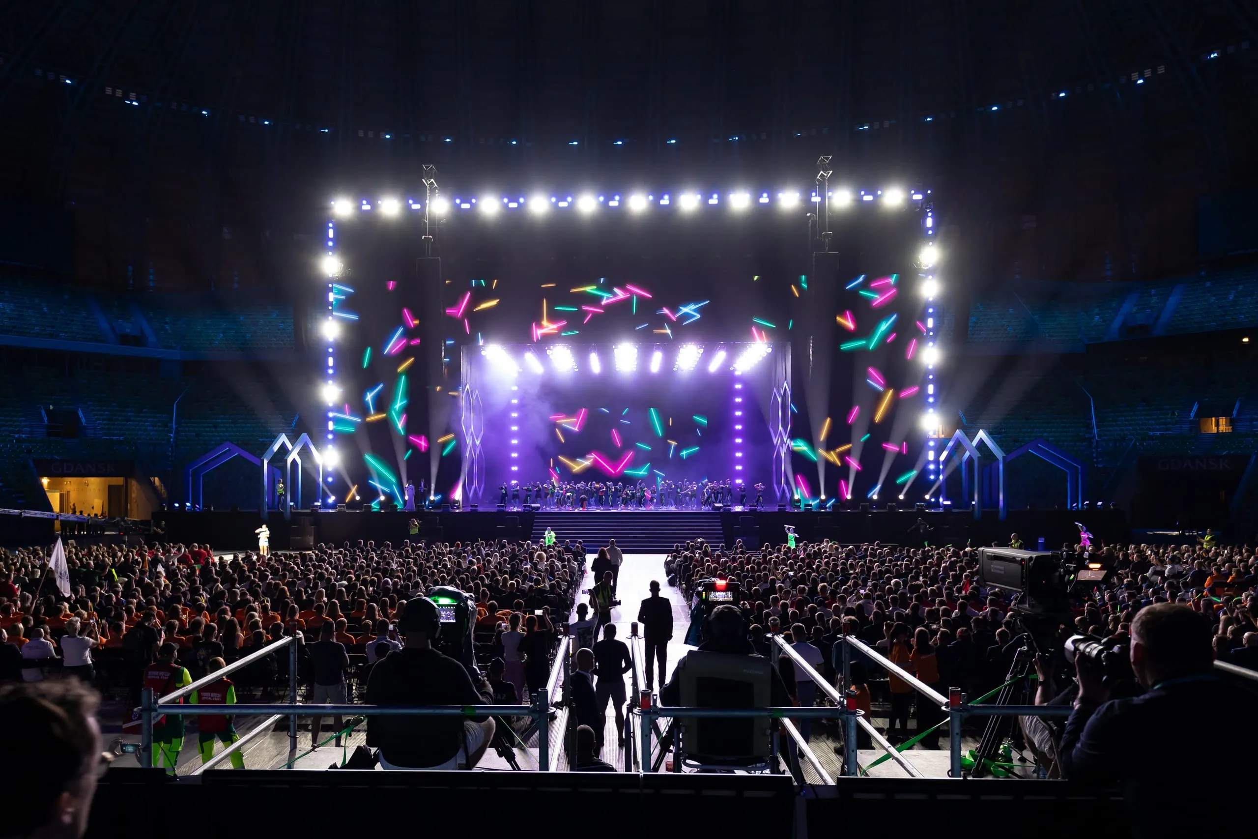 Auf der großen Bühne mit spektakulärer Lichtershow wurden alle Nationen vorgestellt.