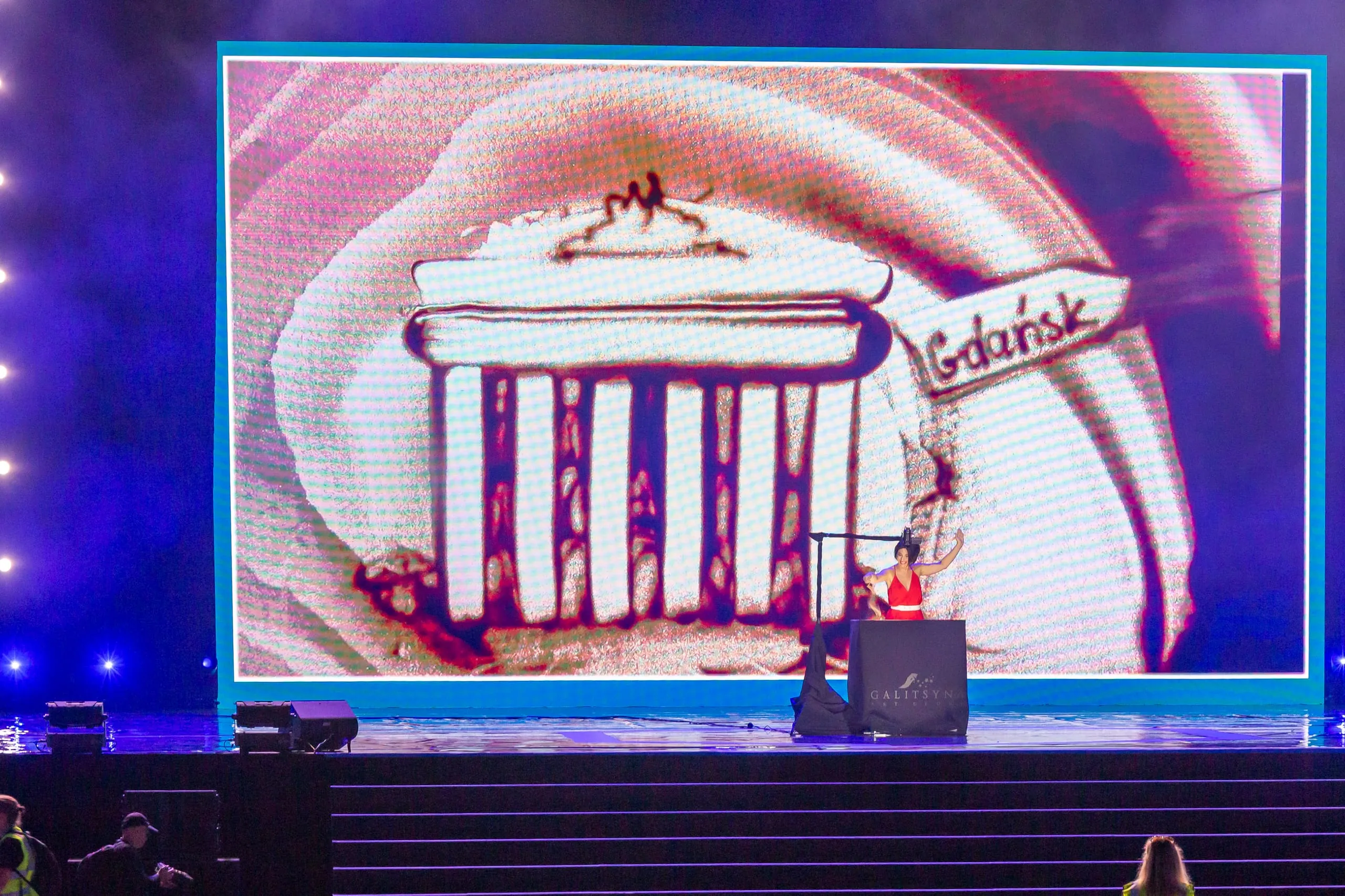 Die Sandkünstlerin Tetiana Galitsyna bindete in ihrer Darbietung die verschiedenen Teilnehmernationen ein.