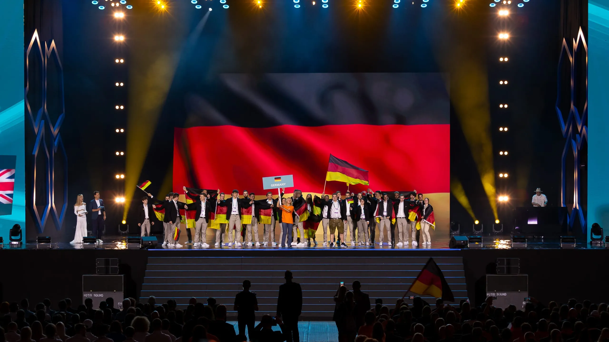 Das Team Germany steht begleitet von Jubel auf der Bühne der EuroSkills.
