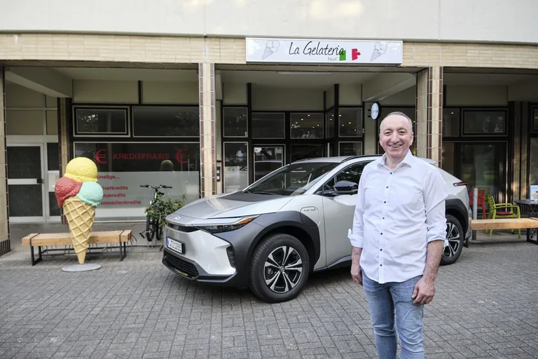 Eismacher Irfan Atipi aus Neuss steuert zum ersten Mal ein Elektroauto: den bZ4X von Toyota.