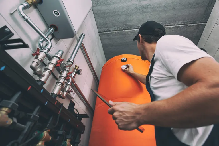 Das Aufgabengebiet der Schornsteinfegerbetriebe verändert sich. Arbeiten an fossilen Feuerstätten nehmen ab, neue Aufgaben, wie etwa an Lüftungsanlagen, Wärmepumpen oder im Bereich der Energieberatung und des Brandschutzes kommen hinzu.