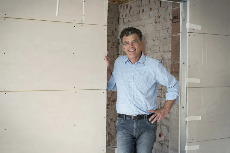 Alfred Sonnleitner, Inhaber von Sonnleitner Trockenbau in Deisenhofen, lernt &uuml;ber sein Netzwerk viele private Bauherren kennen.