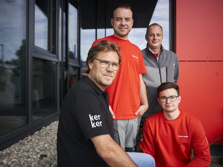 Manfred Kerker, Gesch&auml;ftsf&uuml;hrer der Jakob Kerker GmbH, und sein Team.