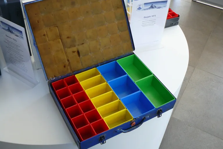 So ging&rsquo;s los: Sortimo-Metallkoffer der ersten Generation von 1973.