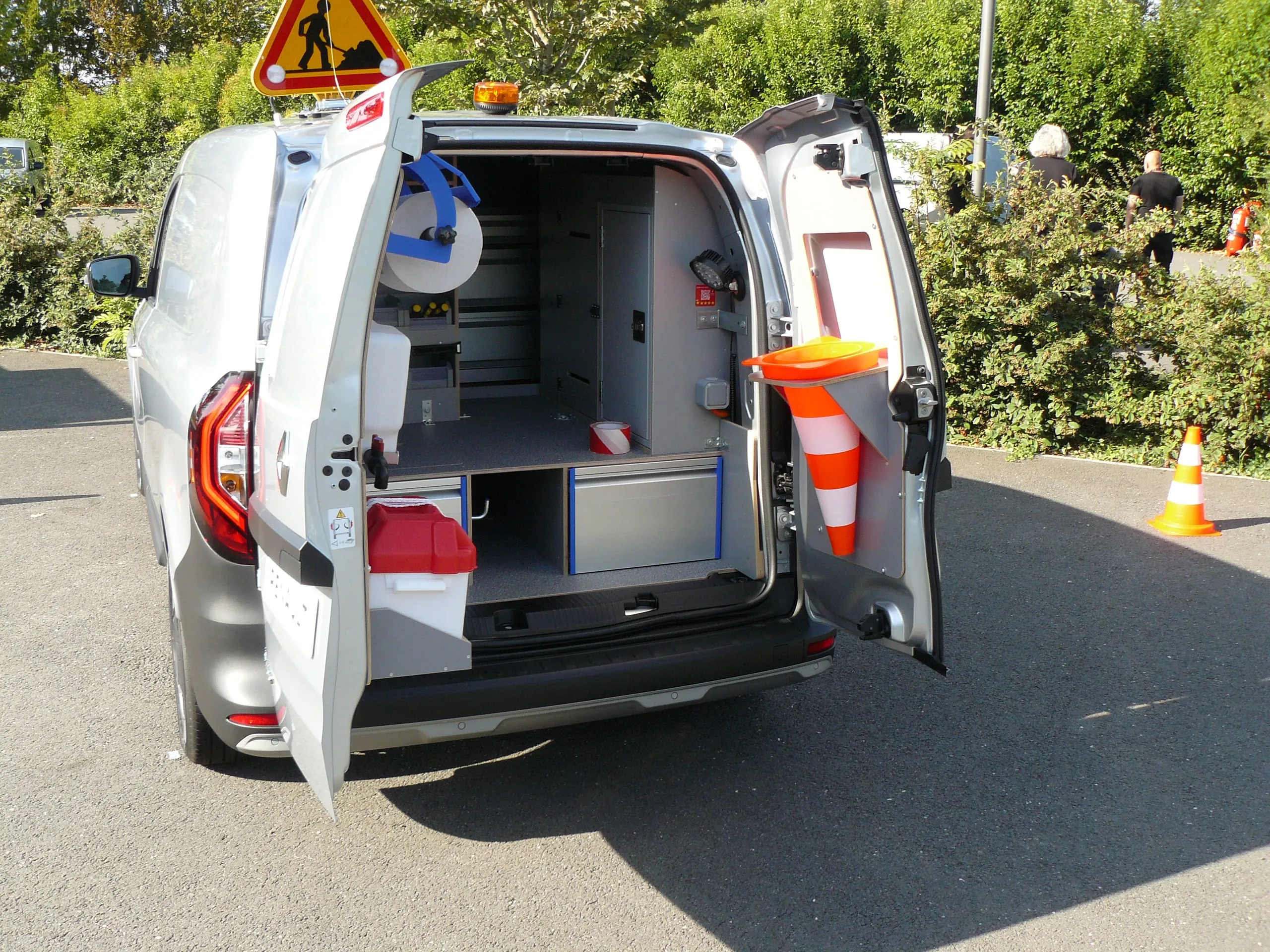 Stretch-Lieferwagen: In Langausführung streckt sich der Kangoo Rapid E-Tech auf 4,91 Meter. Die Schiebetür wächst mit.