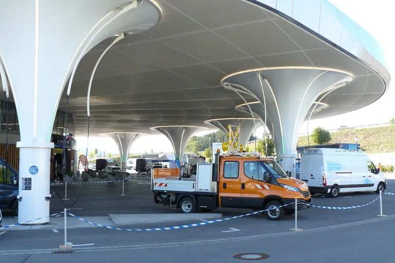 So sieht&lsquo;s aktuell aus: Sortimo-Flotte im spektakul&auml;ren Ladepark, genannt Sortimo-Innovationszentrum.
