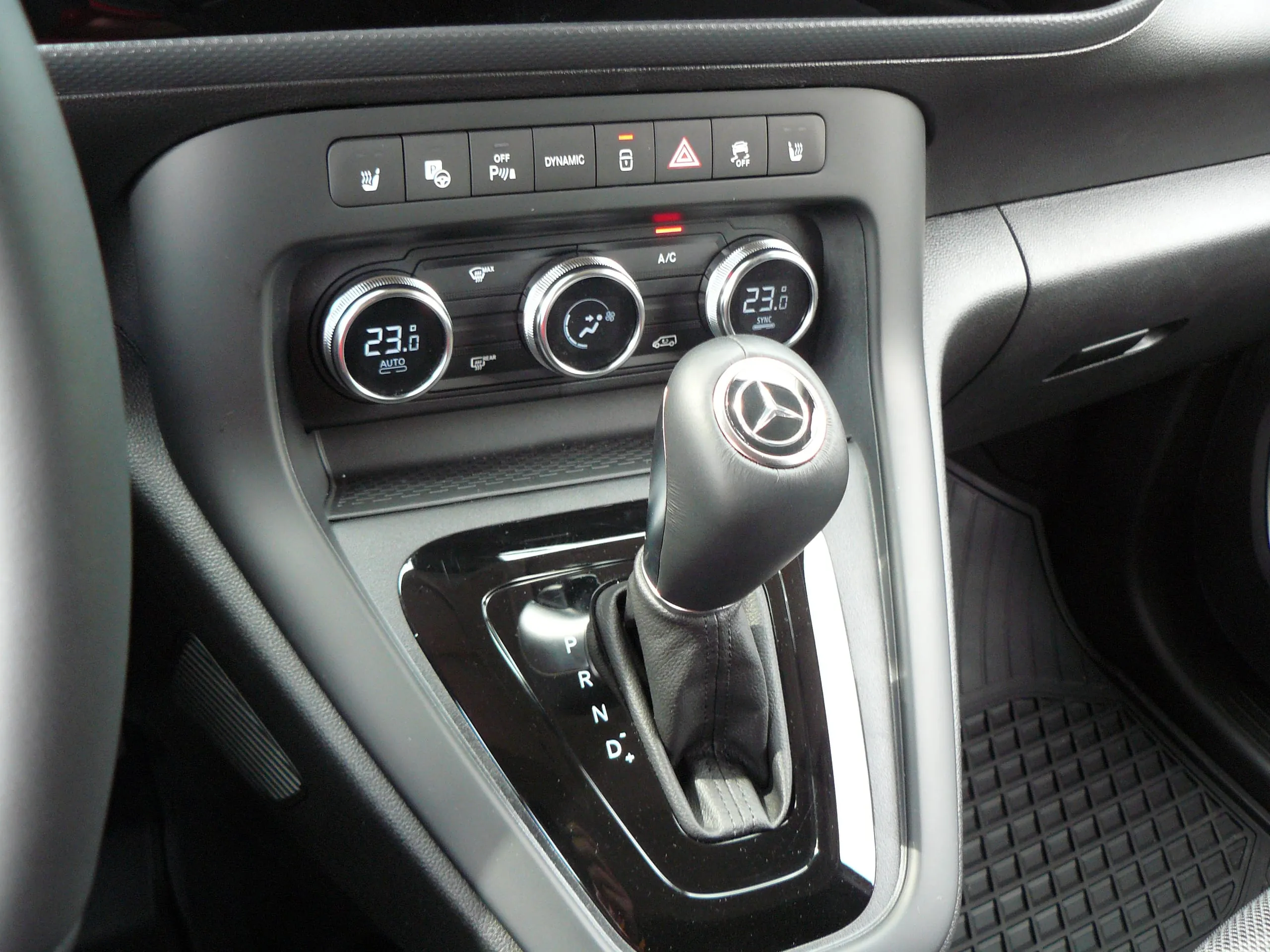 Gute Mischung: Wählhebel und Tasten Mercedes-Benz, Klimaregler von Renault.