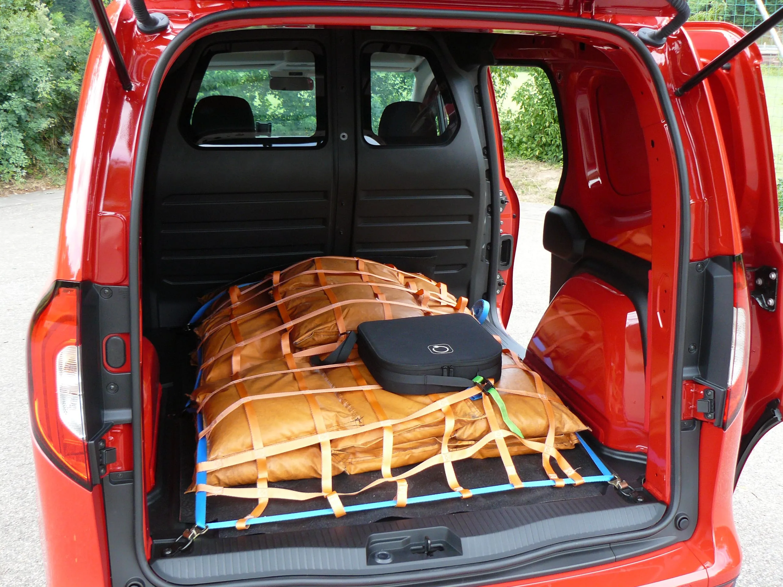 Kleiner Frachter: angemessenes Volumen, überschaubare Nutzlast.