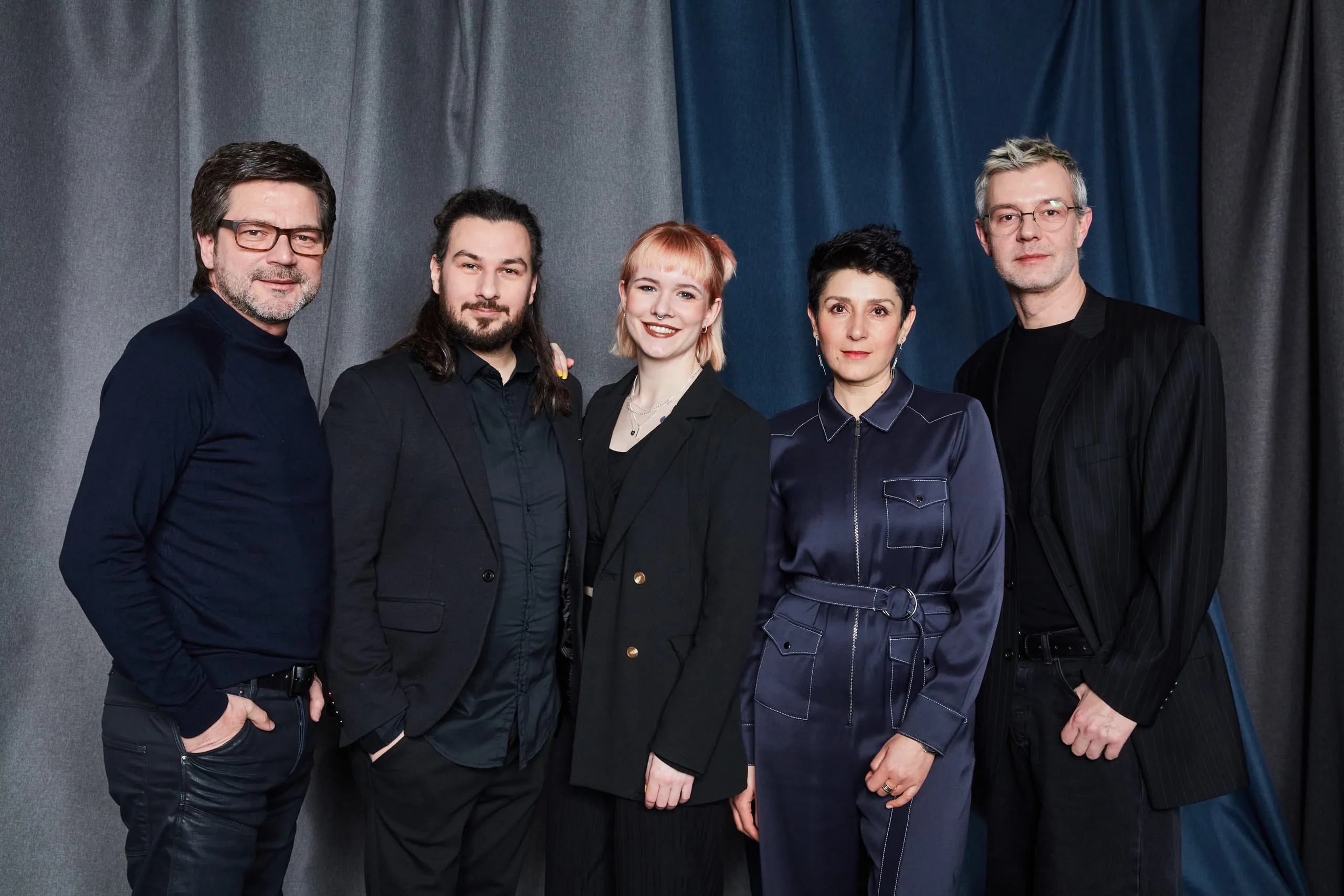 Frisurenmode Herbst/Winter 2023/24 – die Macher: Die Akteurinnen und Akteure der aktuellen Mode (v.l.n.r.): Art Director Antonio Weinitschke, Serkan Akbas, Lena Kühn, Sebahat YilmazBader und stellvertretender Art Director Steven Meth. Das Modeteam des Zentralverbandes des Deutschen Friseurhandwerks (ZV) entwirft zweimal im Jahr die aktuellen Trends der Saison. Die Kollektionen Frühjahr/Sommer und Herbst/Winter umfassen nicht nur innovative Frisurenideen, sondern auch trendsichere Make-Up-Kreationen. Grundlage dafür ist ein ganzheitliches Konzept, das Kreativität und Pflege vereint. So werden Schönheit und Wohlbefinden in Einklang gebracht.